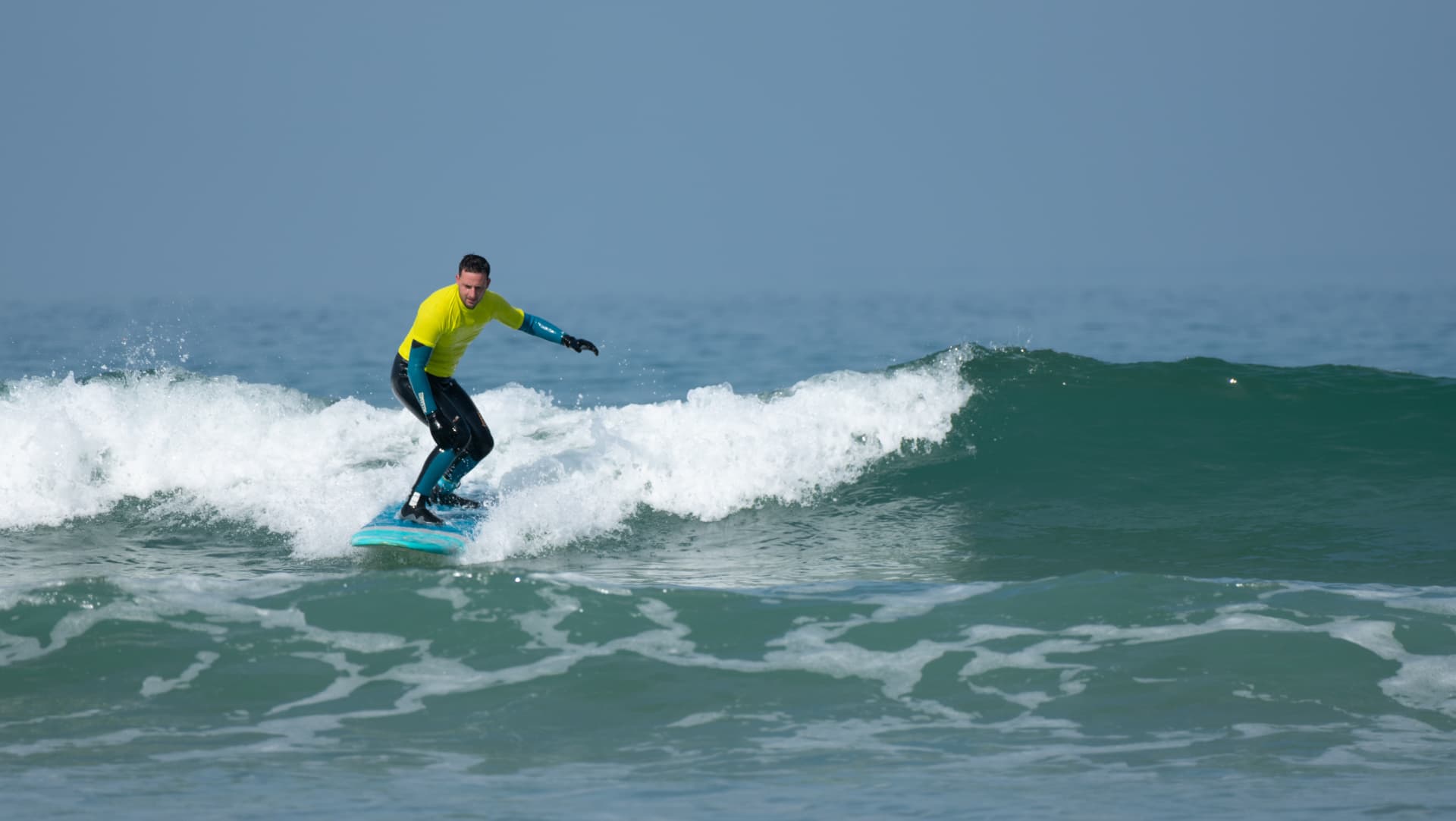 Surfeur sur une vague
